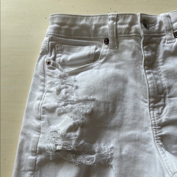 *AMERICAN EAGLE OUTFITTERS WHITE DISTRESSED SHORTS (sz 2) - Picture 2 of 6